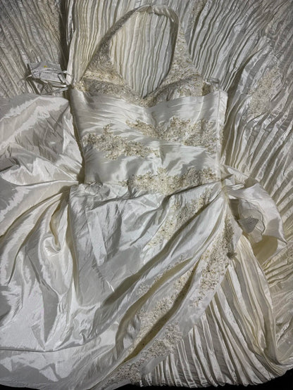 Zeitlose lange Brautkleider im Stil der 70er Jahre: Elegante A-Linien-Neckholderkleider im Bohème-Stil mit tailliertem, plissiertem Brautkleid AS060
