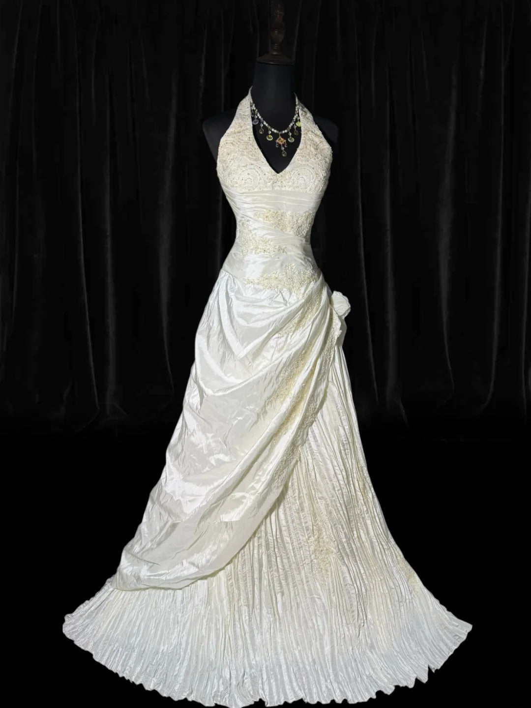 Zeitlose lange Brautkleider im Stil der 70er Jahre: Elegante A-Linien-Neckholderkleider im Bohème-Stil mit tailliertem, plissiertem Brautkleid AS060