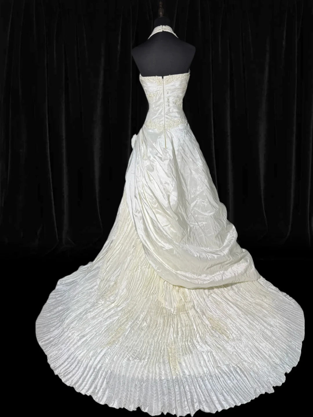 Zeitlose lange Brautkleider im Stil der 70er Jahre: Elegante A-Linien-Neckholderkleider im Bohème-Stil mit tailliertem, plissiertem Brautkleid AS060