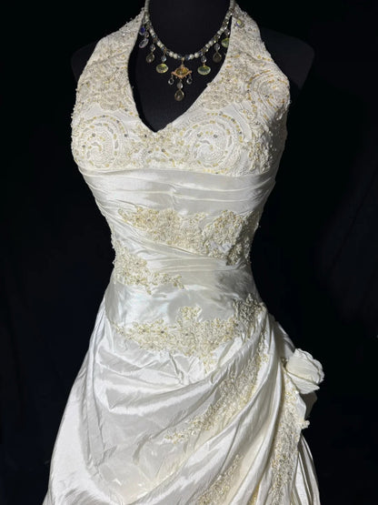 Zeitlose lange Brautkleider im Stil der 70er Jahre: Elegante A-Linien-Neckholderkleider im Bohème-Stil mit tailliertem, plissiertem Brautkleid AS060