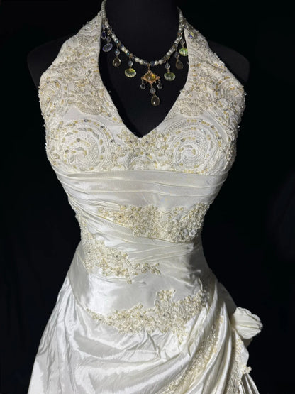 Zeitlose lange Brautkleider im Stil der 70er Jahre: Elegante A-Linien-Neckholderkleider im Bohème-Stil mit tailliertem, plissiertem Brautkleid AS060