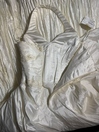 Zeitlose lange Brautkleider im Stil der 70er Jahre: Elegante A-Linien-Neckholderkleider im Bohème-Stil mit tailliertem, plissiertem Brautkleid AS060