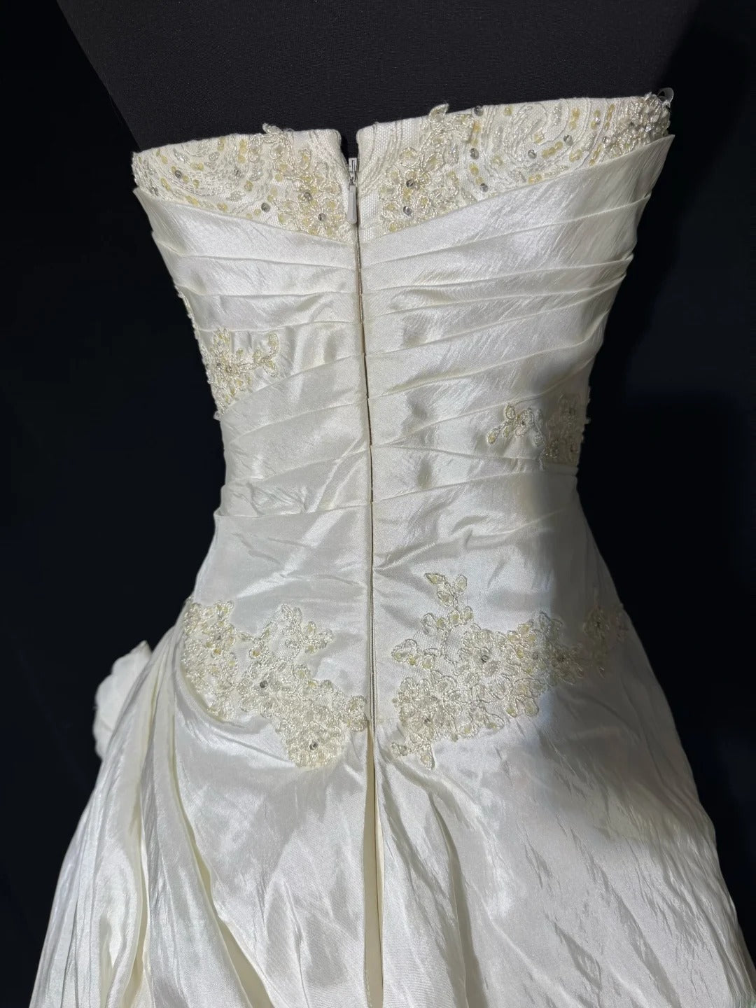 Zeitlose lange Brautkleider im Stil der 70er Jahre: Elegante A-Linien-Neckholderkleider im Bohème-Stil mit tailliertem, plissiertem Brautkleid AS060
