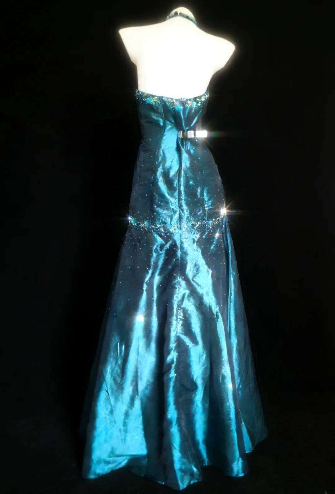 Robe de bal longue sans manches en taffetas bleu marine, col halter sirène élégant, ornée de perles et d'un corsage perlé. Inspiration pour les tenues d'anniversaire des adolescentes (AS061).