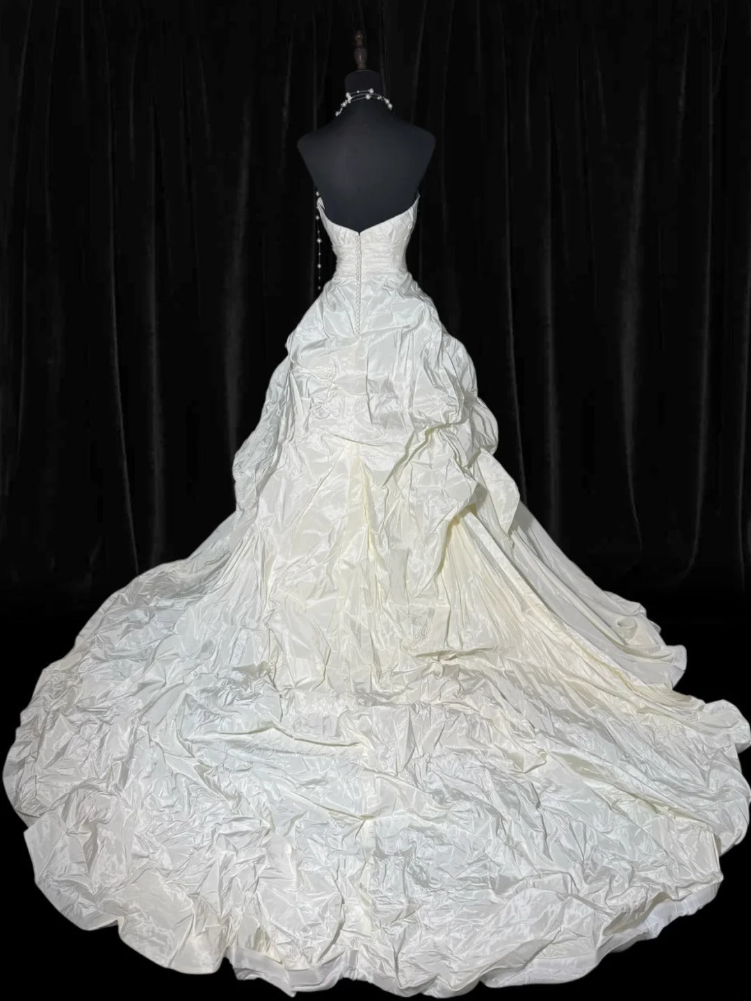 Robe de mariée longue vintage années 1960, robe de princesse bustier style années 1960 avec traîne à volants plissés, robe de mariée blanche AS061