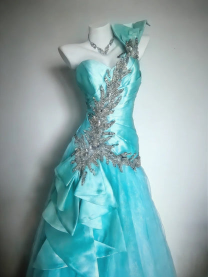 Elegantes, schulterfreies Ballkleid aus blauem Satin mit perlenbesetztem Oberteil und ärmellosem Tüll – Inspiration für Abiball- und Sweet-16-Geburtstagsoutfits AS062