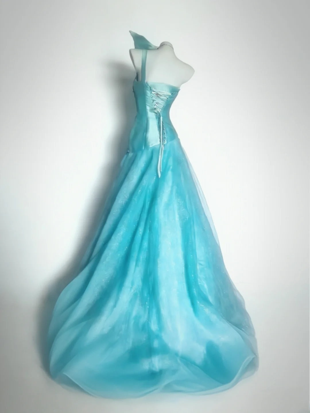 Elegantes, schulterfreies Ballkleid aus blauem Satin mit perlenbesetztem Oberteil und ärmellosem Tüll – Inspiration für Abiball- und Sweet-16-Geburtstagsoutfits AS062