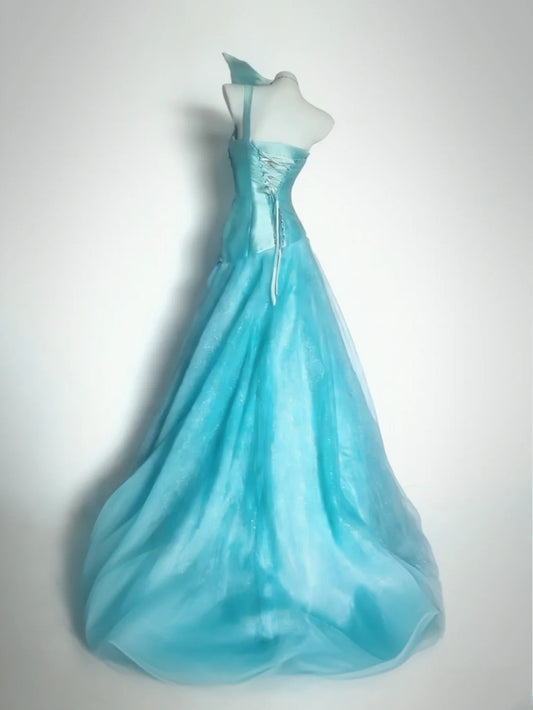Robe de bal élégante asymétrique en satin bleu avec corsage orné de perles et sans manches en tulle. Inspiration pour une tenue de bal de fin d'année (Sweet 16) - AS062