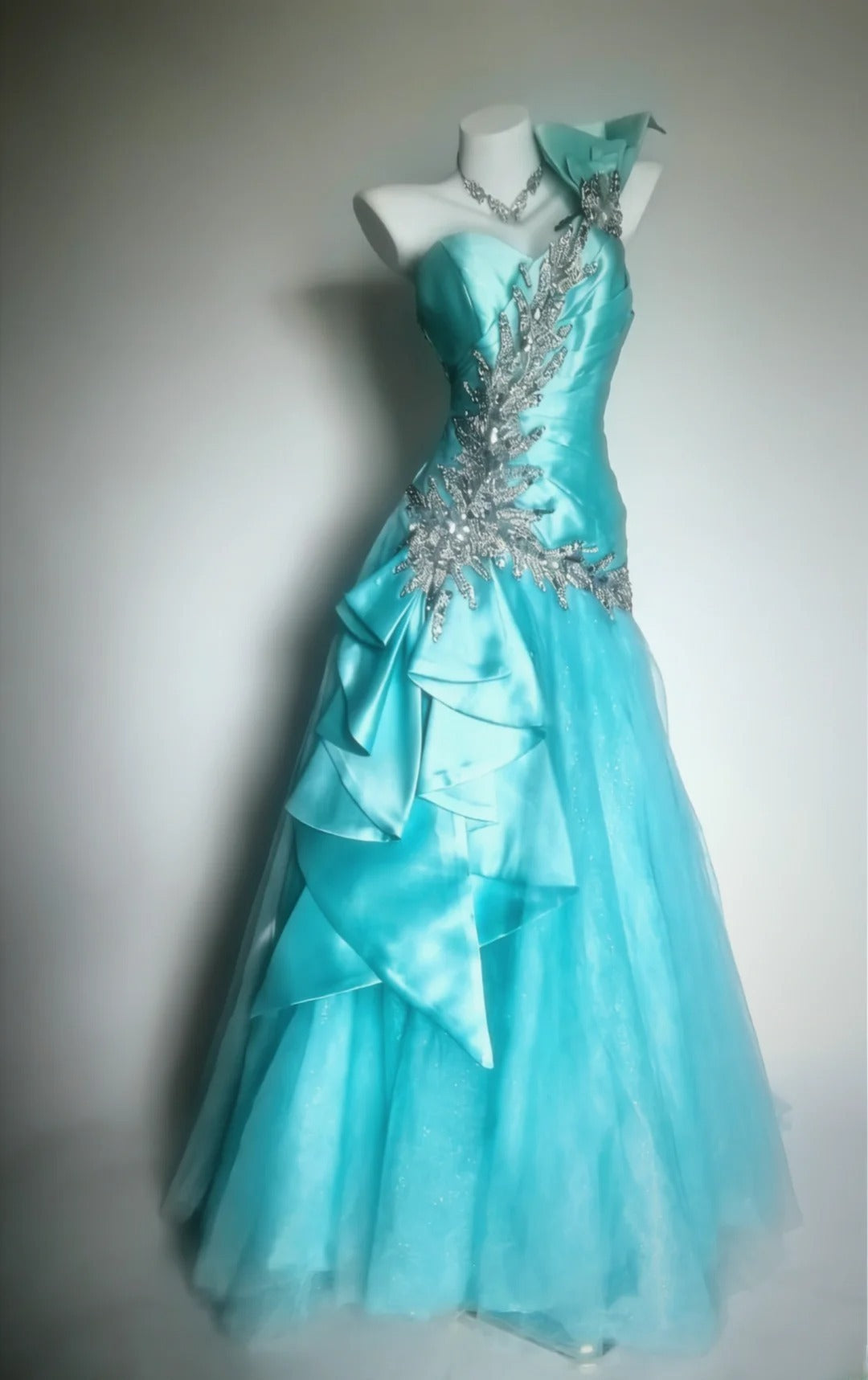 Elegantes, schulterfreies Ballkleid aus blauem Satin mit perlenbesetztem Oberteil und ärmellosem Tüll – Inspiration für Abiball- und Sweet-16-Geburtstagsoutfits AS062