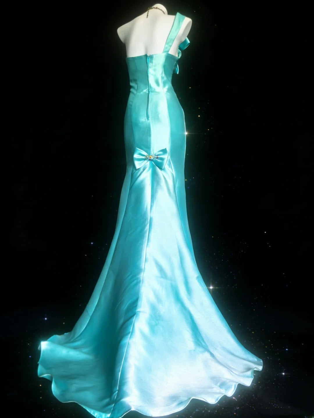 Elegantes, ärmelloses, langes Meerjungfrauen-Abendkleid aus blauem Satin mit One-Shoulder-Schulter, Perlenbesatz am Oberteil – Inspiration für Outfits zum 16. Geburtstag (AS063)