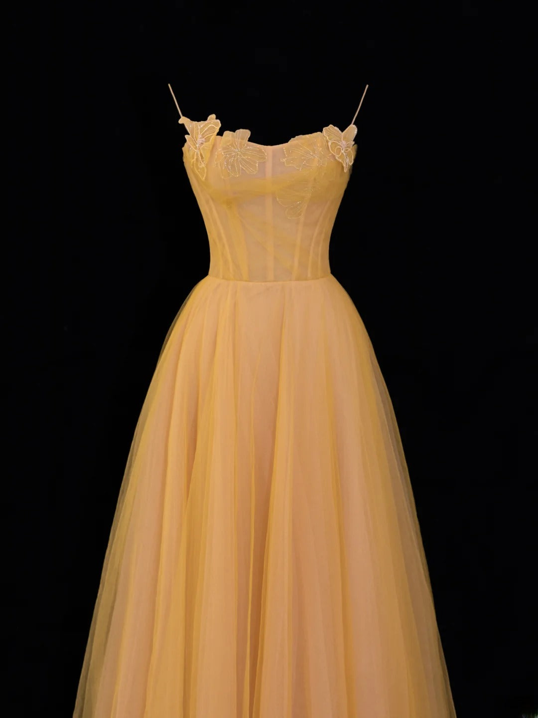 Schlichtes, formelles A-Linien-Abendkleid mit Spaghettiträgern aus gelbem Tüll – ein beeindruckendes langes Ballkleid für Partys und andere Anlässe (SA063)