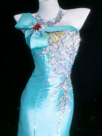 Elegantes, ärmelloses, langes Meerjungfrauen-Abendkleid aus blauem Satin mit One-Shoulder-Schulter, Perlenbesatz am Oberteil – Inspiration für Outfits zum 16. Geburtstag (AS063)