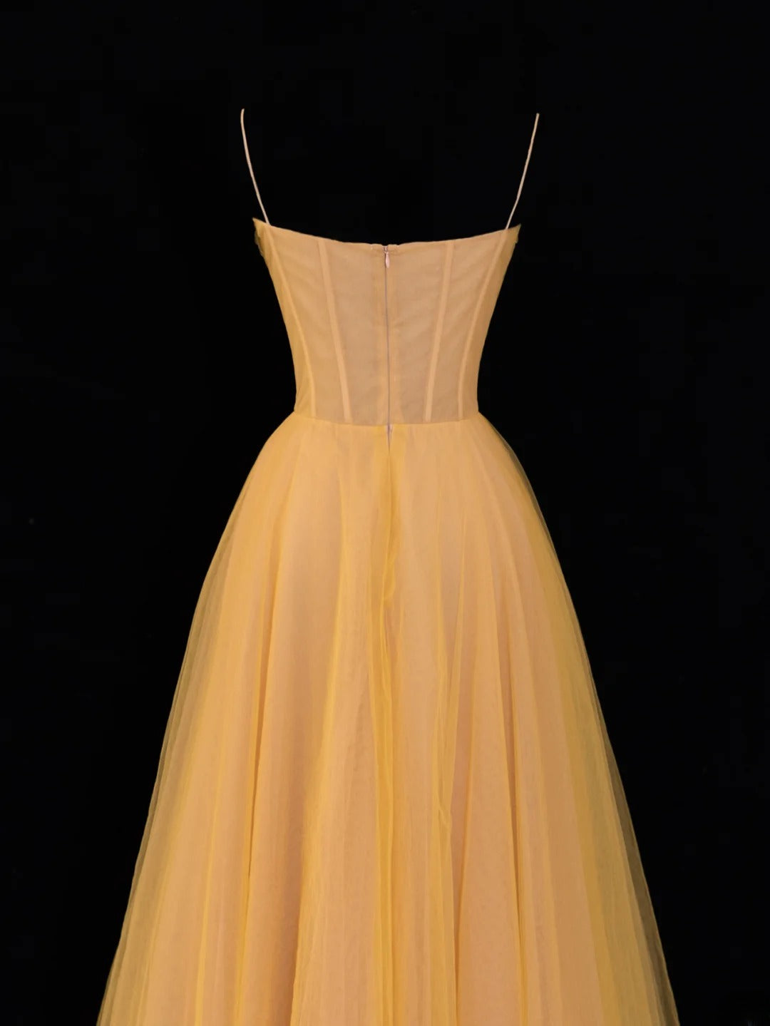 Schlichtes, formelles A-Linien-Abendkleid mit Spaghettiträgern aus gelbem Tüll – ein beeindruckendes langes Ballkleid für Partys und andere Anlässe (SA063)