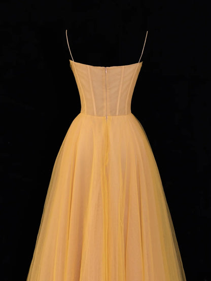 Schlichtes, formelles A-Linien-Abendkleid mit Spaghettiträgern aus gelbem Tüll – ein beeindruckendes langes Ballkleid für Partys und andere Anlässe (SA063)