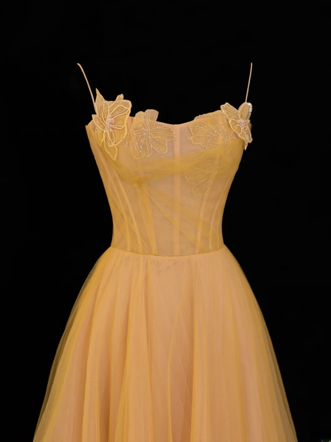Schlichtes, formelles A-Linien-Abendkleid mit Spaghettiträgern aus gelbem Tüll – ein beeindruckendes langes Ballkleid für Partys und andere Anlässe (SA063)