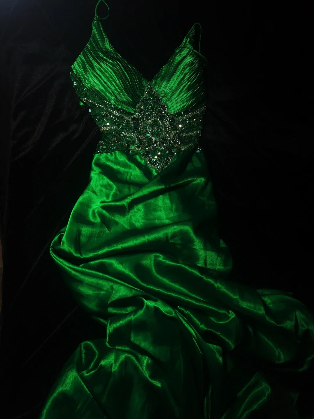 Schlichtes, langes A-Linien-Abendkleid aus dunkelgrünem Satin mit Spaghettiträgern – Inspiration für Abschlussball und Abiball AS064