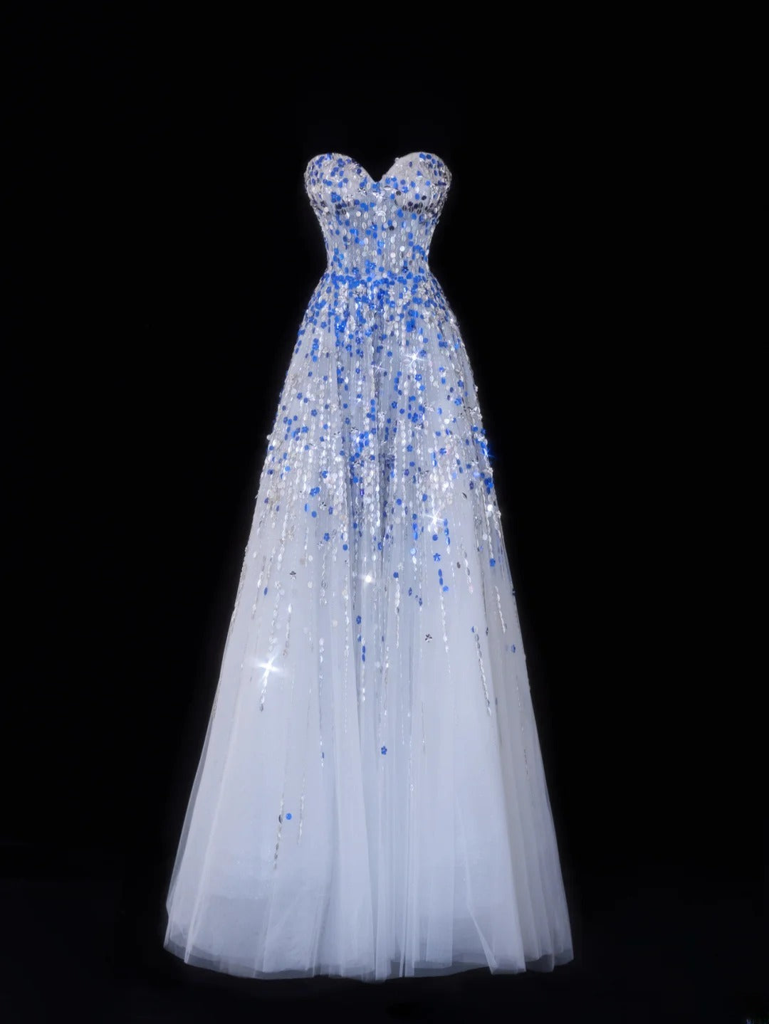 Robe de bal longue élégante style années 50, coupe trapèze, décolleté cœur, sequins bleus et blancs ornés de perles, référence SA067