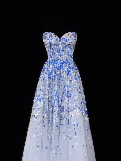 Robe de bal longue élégante style années 50, coupe trapèze, décolleté cœur, sequins bleus et blancs ornés de perles, référence SA067