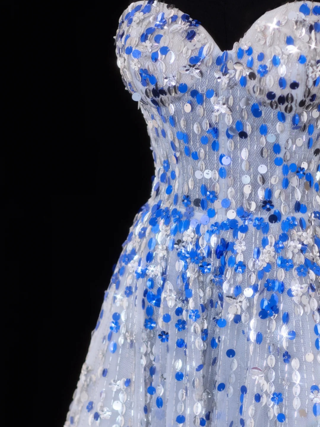 Robe de bal longue élégante style années 50, coupe trapèze, décolleté cœur, sequins bleus et blancs ornés de perles, référence SA067