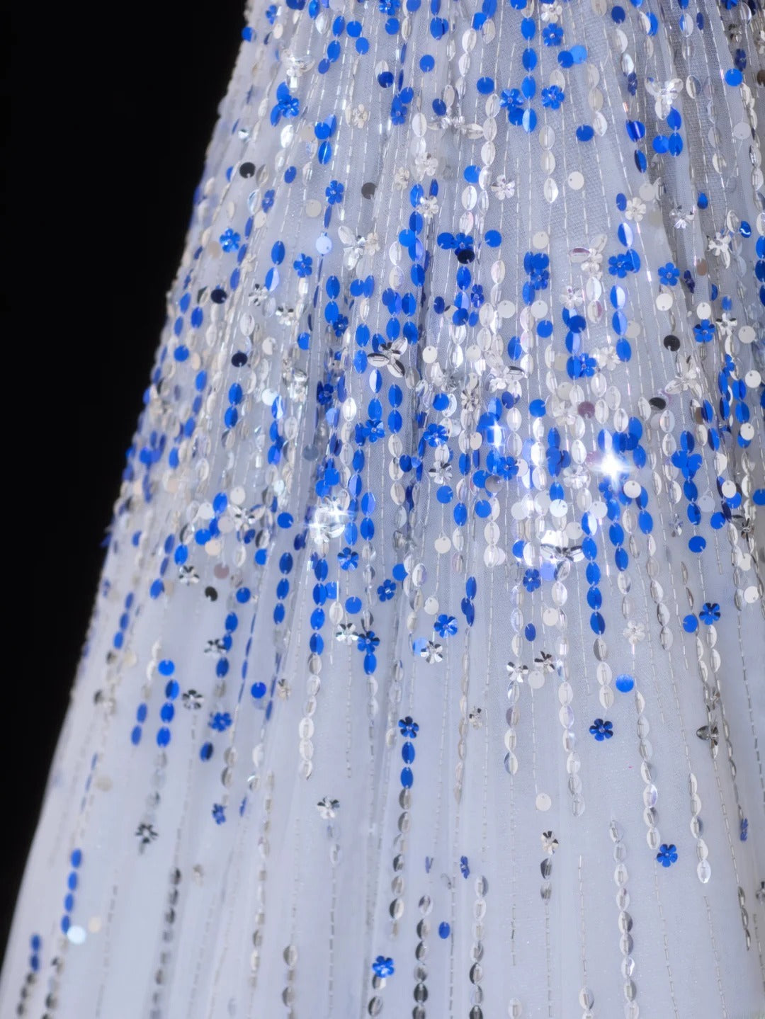 Robe de bal longue élégante style années 50, coupe trapèze, décolleté cœur, sequins bleus et blancs ornés de perles, référence SA067