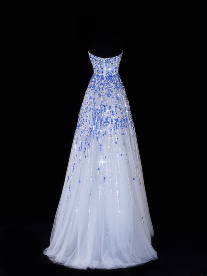 Robe de bal longue élégante style années 50, coupe trapèze, décolleté cœur, sequins bleus et blancs ornés de perles, référence SA067