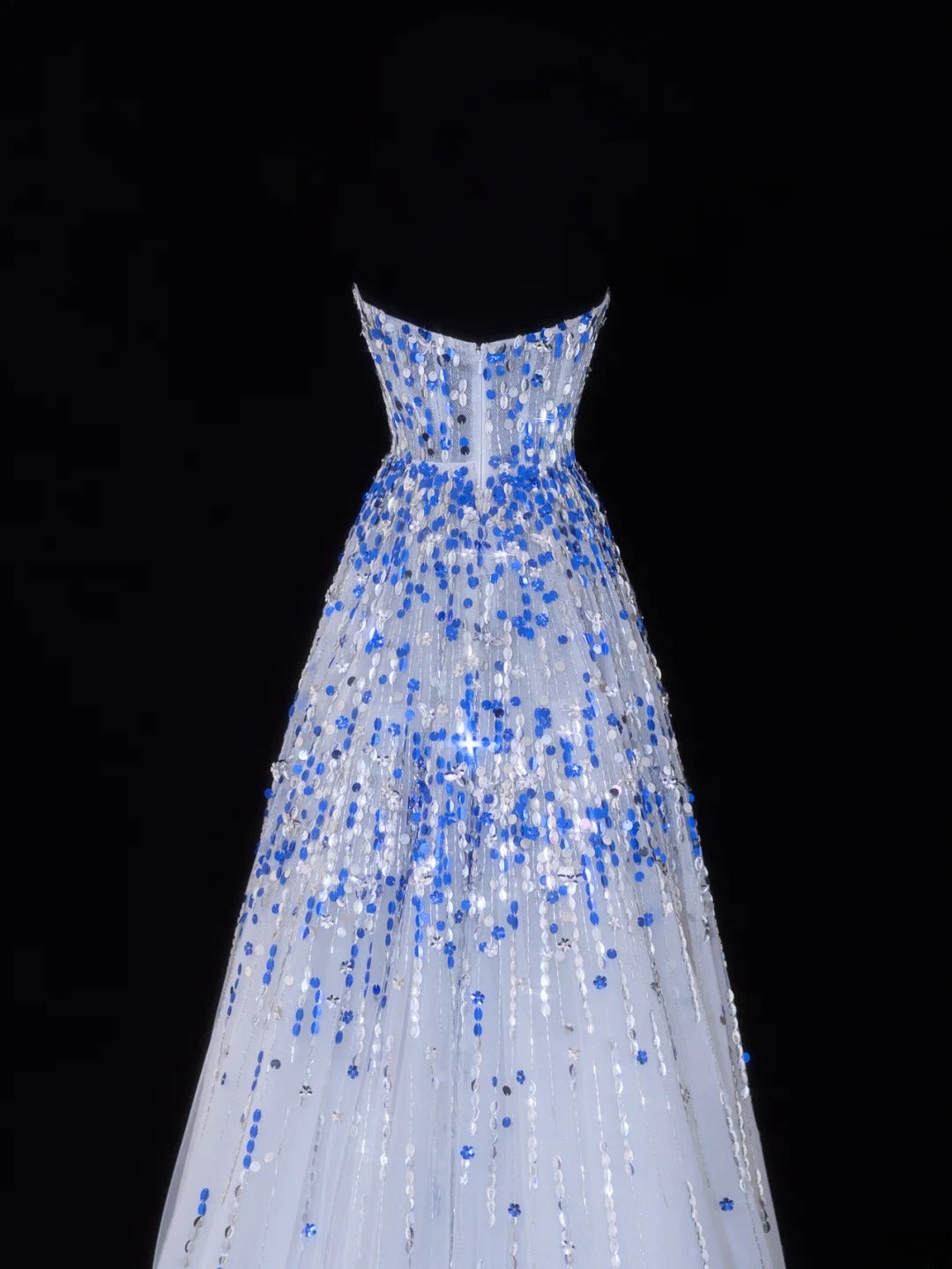 Robe de bal longue élégante style années 50, coupe trapèze, décolleté cœur, sequins bleus et blancs ornés de perles, référence SA067