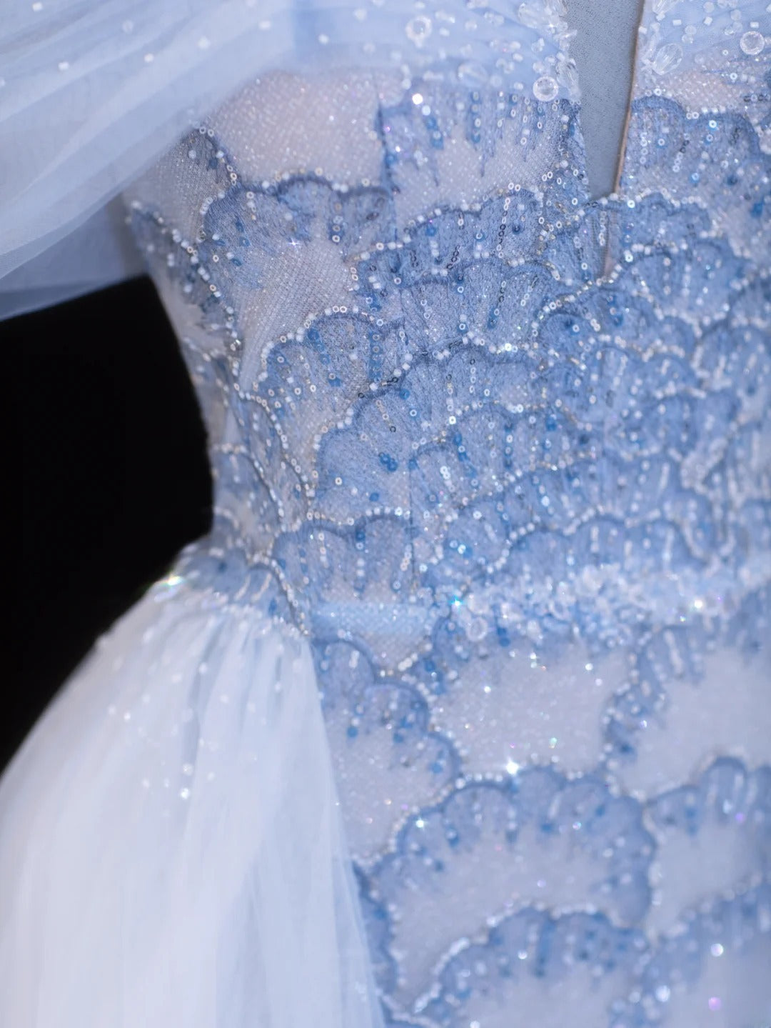 Elegantes, schulterfreies Meerjungfrauen-Abendkleid aus blauem Tüll mit langen Ärmeln – ein beeindruckendes, langes Abendkleid für festliche Anlässe (SA068).