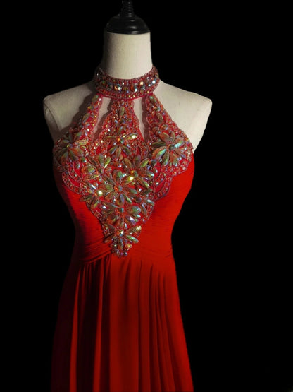Elegantes, langes Abendkleid aus rotem Chiffon in A-Linie mit Neckholder und Perlenstickerei – Inspiration für Abschlussball und Abiball AS069