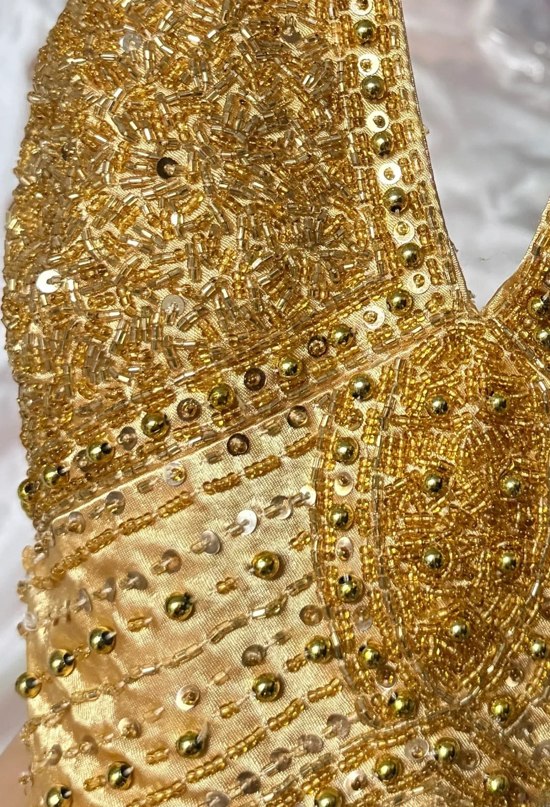 Vintage Prom Dresses A Line Halter Gold Satin Sleeveless With Gold Beading Long Evening Formal Outfits RB3471