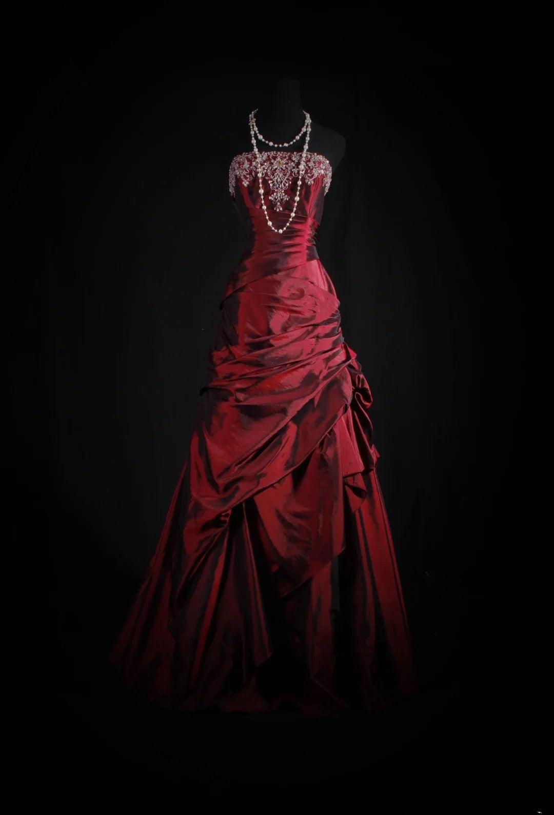Robe de bal vintage bustier bordeaux en satin foncé ornée de perles, style rétro années 50, idéale pour un dîner d'anniversaire ou un bal de promo (AS076)