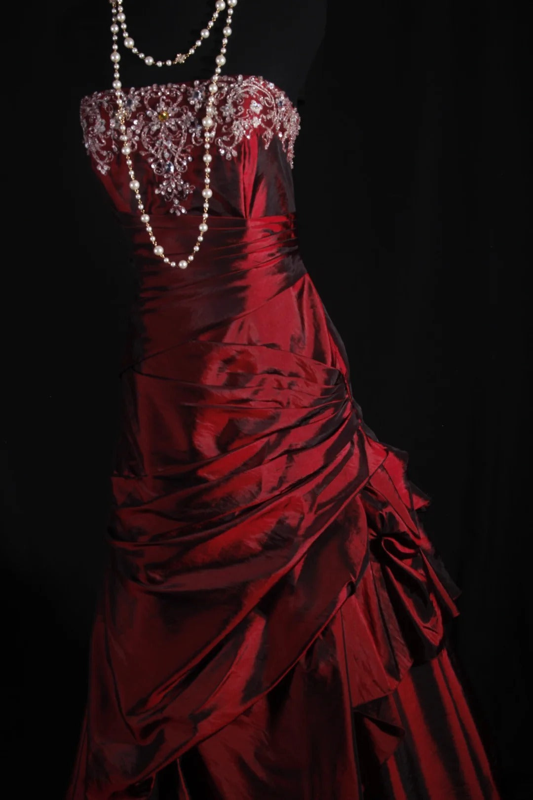 Robe de bal vintage bustier bordeaux en satin foncé ornée de perles, style rétro années 50, idéale pour un dîner d'anniversaire ou un bal de promo (AS076)
