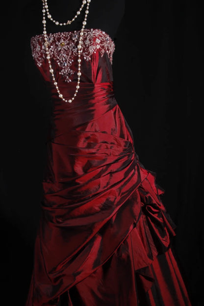 Robe de bal vintage bustier bordeaux en satin foncé ornée de perles, style rétro années 50, idéale pour un dîner d'anniversaire ou un bal de promo (AS076)
