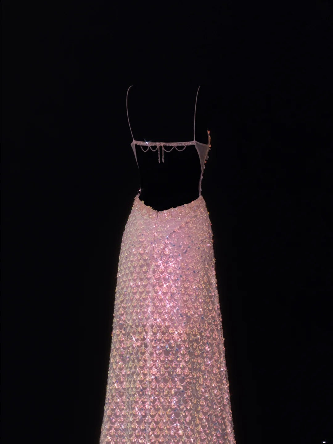 Elegantes, formelles A-Linien-Abendkleid mit Spaghettiträgern und rosa Pailletten – ein echter Hingucker!