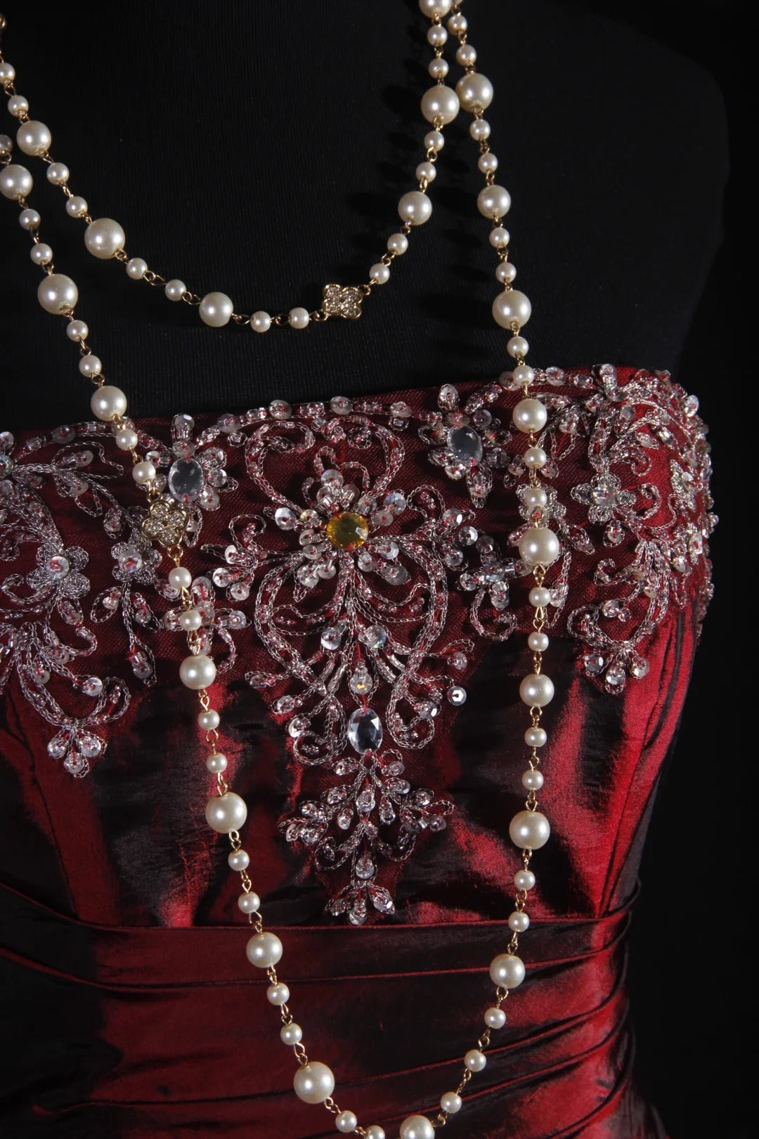 Robe de bal vintage bustier bordeaux en satin foncé ornée de perles, style rétro années 50, idéale pour un dîner d'anniversaire ou un bal de promo (AS076)
