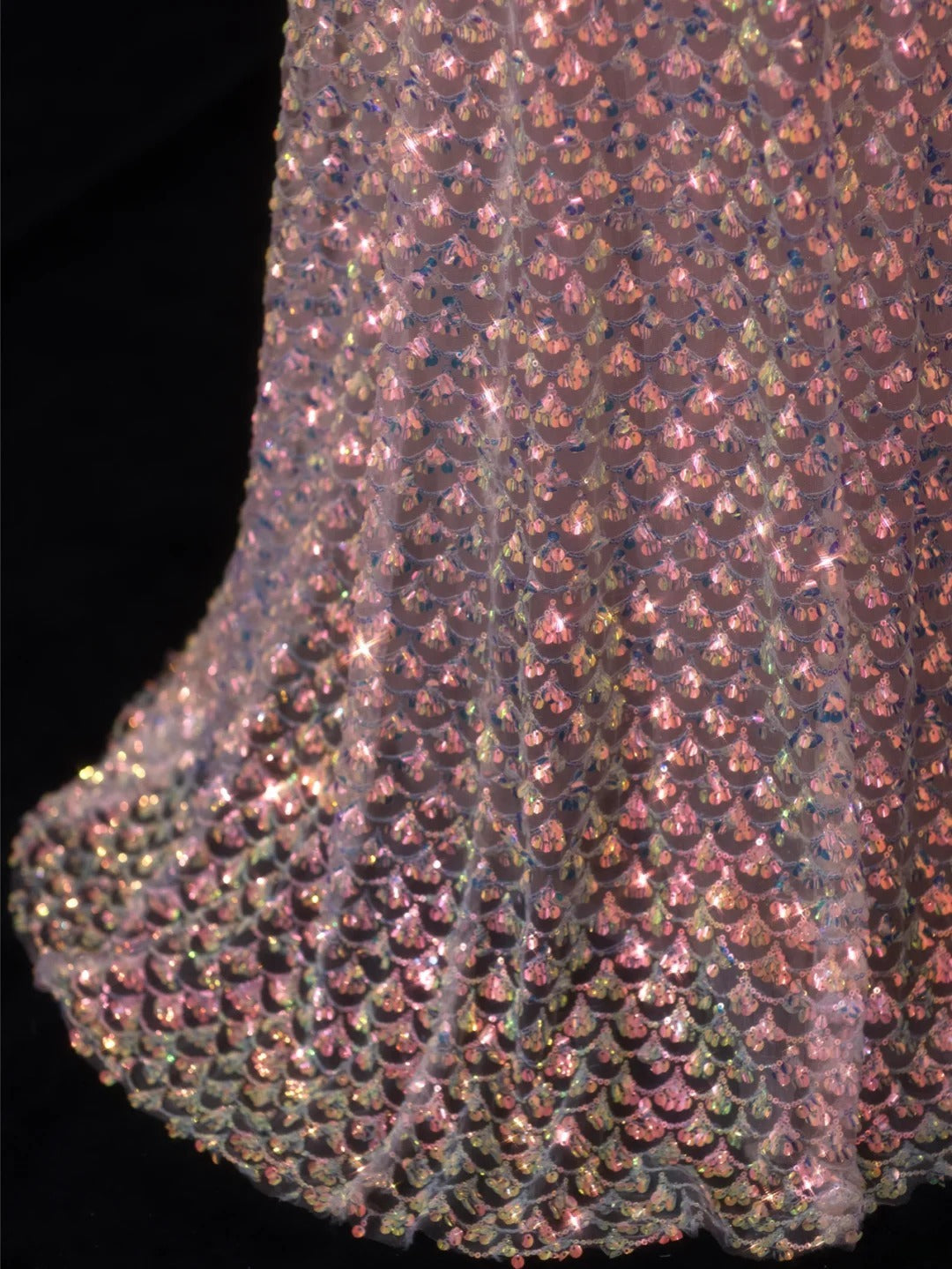 Elegantes, formelles A-Linien-Abendkleid mit Spaghettiträgern und rosa Pailletten – ein echter Hingucker!