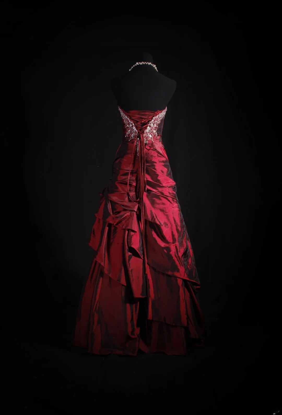 Robe de bal vintage bustier bordeaux en satin foncé ornée de perles, style rétro années 50, idéale pour un dîner d'anniversaire ou un bal de promo (AS076)