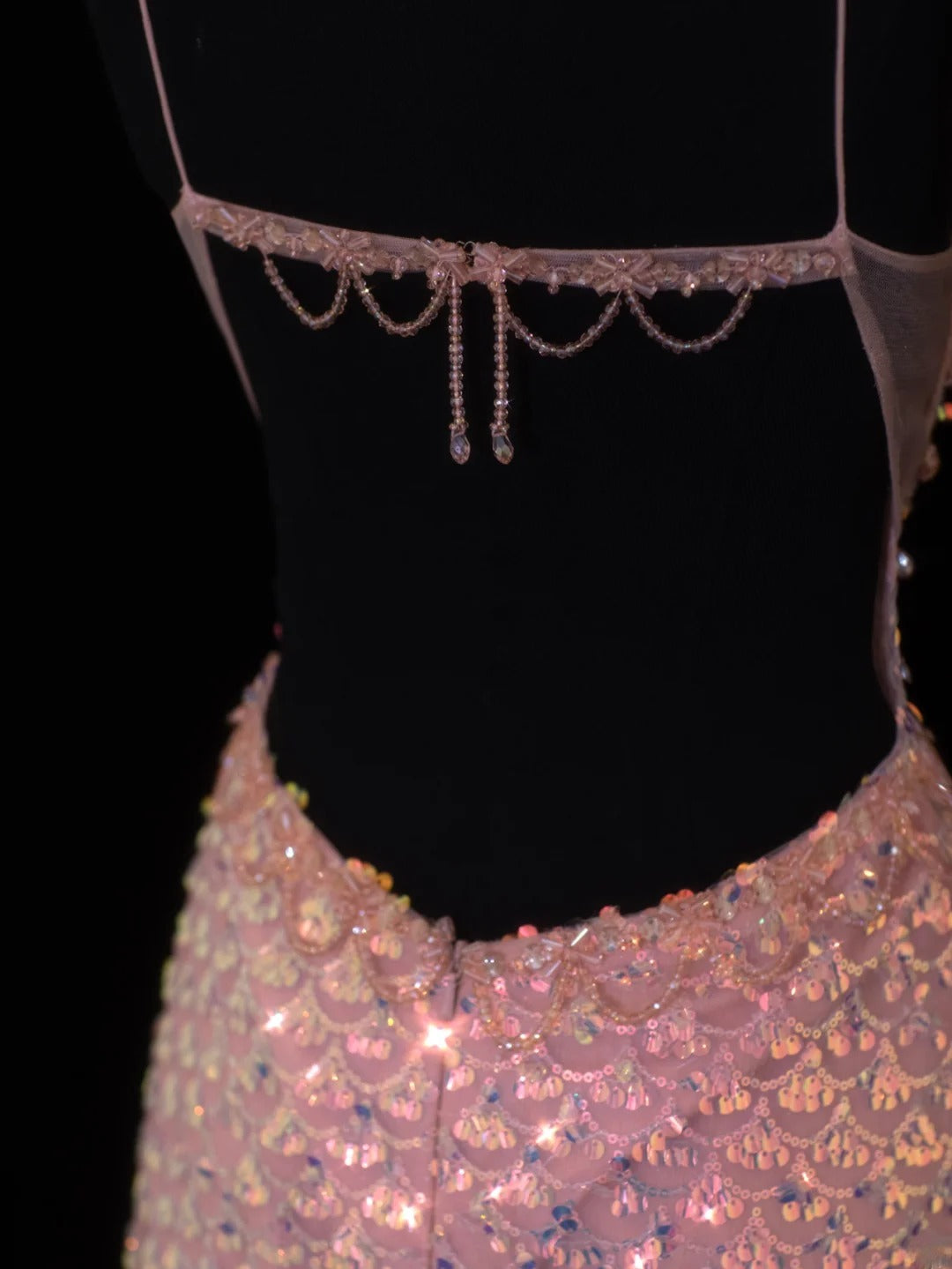 Elegantes, formelles A-Linien-Abendkleid mit Spaghettiträgern und rosa Pailletten – ein echter Hingucker!