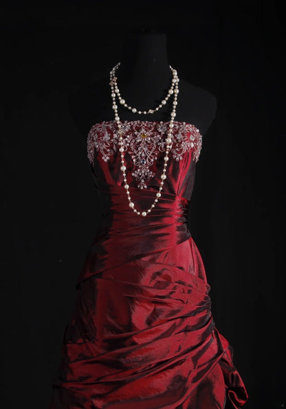 Robe de bal vintage bustier bordeaux en satin foncé ornée de perles, style rétro années 50, idéale pour un dîner d'anniversaire ou un bal de promo (AS076)