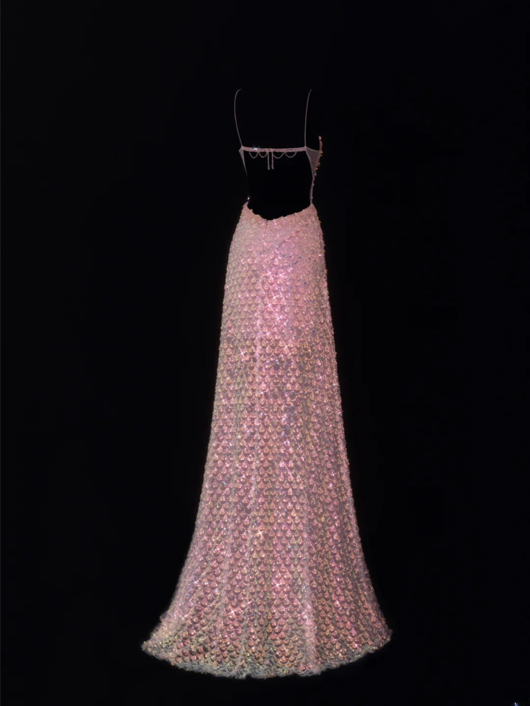 Elegantes, formelles A-Linien-Abendkleid mit Spaghettiträgern und rosa Pailletten – ein echter Hingucker!