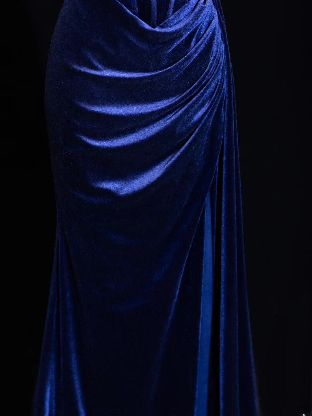 Elegantes, formelles Meerjungfrauen-Kleid aus schulterfreiem, königsblauem Samt mit Perlenbesatz – ein beeindruckendes langes Ballkleid oder Abendkleid SA077