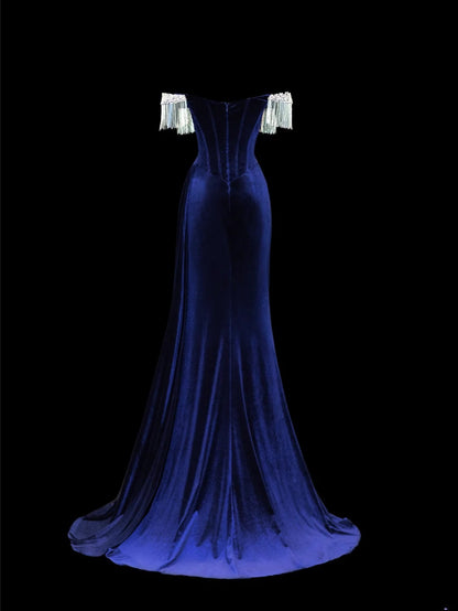 Elegantes, formelles Meerjungfrauen-Kleid aus schulterfreiem, königsblauem Samt mit Perlenbesatz – ein beeindruckendes langes Ballkleid oder Abendkleid SA077