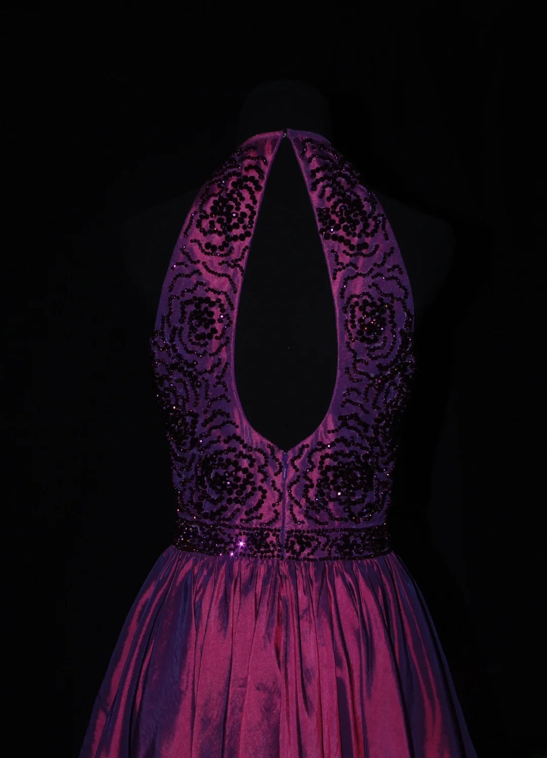 Niedliches kurzes Ballkleid mit Neckholder aus weinrotem Taft mit Perlen, ideal für den 18. Geburtstag, den Abschlussball oder als Cocktailkleid (AS079)
