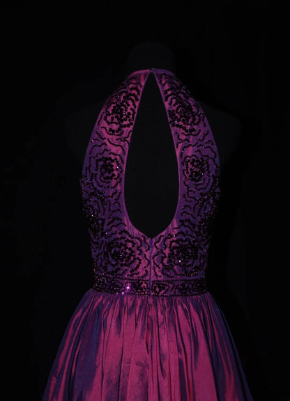 Niedliches kurzes Ballkleid mit Neckholder aus weinrotem Taft mit Perlen, ideal für den 18. Geburtstag, den Abschlussball oder als Cocktailkleid (AS079)