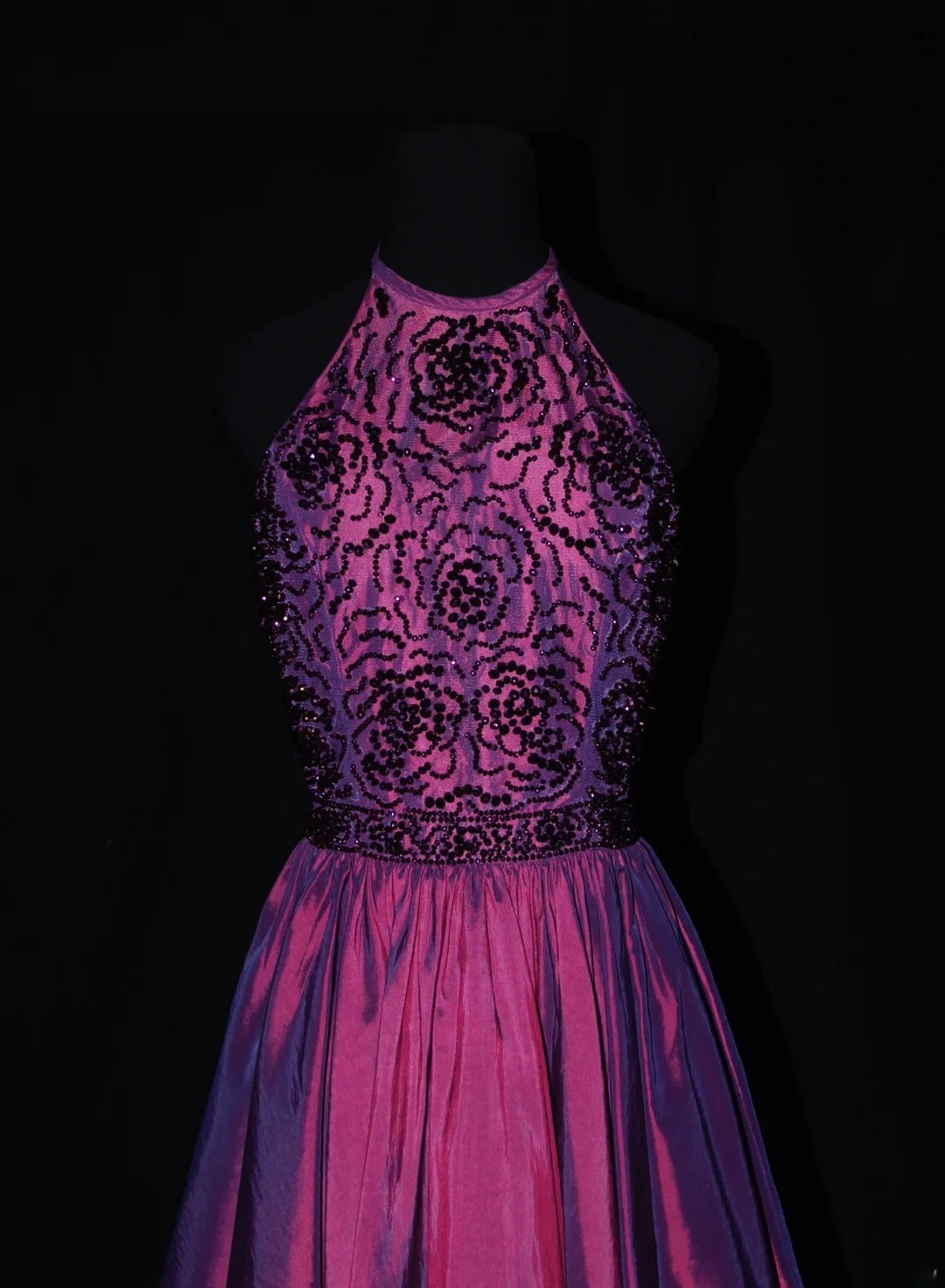 Niedliches kurzes Ballkleid mit Neckholder aus weinrotem Taft mit Perlen, ideal für den 18. Geburtstag, den Abschlussball oder als Cocktailkleid (AS079)