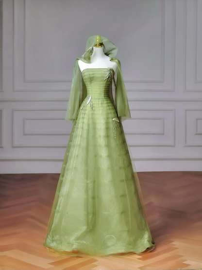 Märchenhaftes, trägerloses Ballkleid aus grünem Tüll mit Cape, langes, formelles, aufwendig besticktes Abendkleid mit Perlenbesatz, ideal für festliche Anlässe wie Abschlussball, Dinnerpartys und andere festliche Anlässe (AQ081)