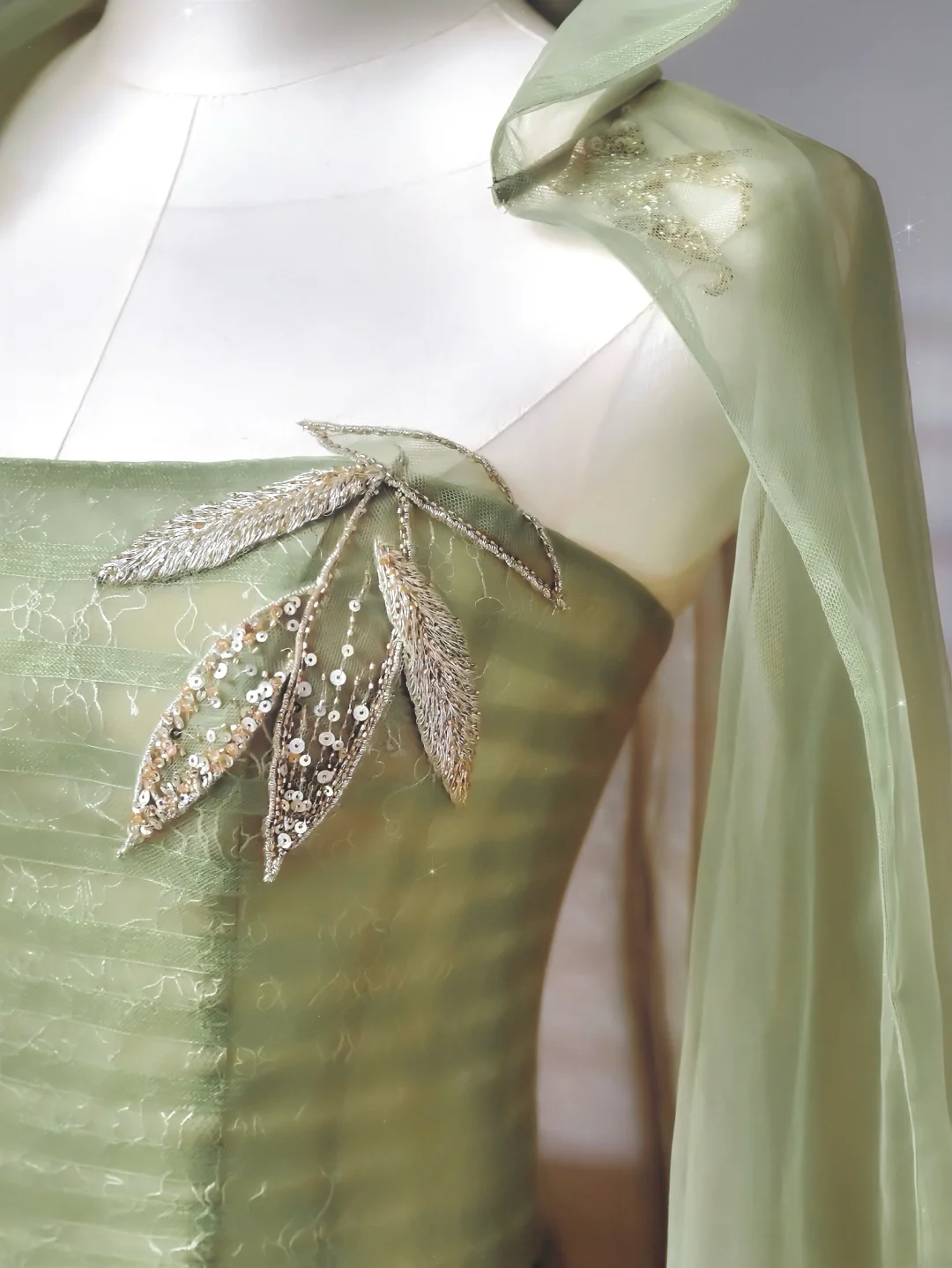 Märchenhaftes, trägerloses Ballkleid aus grünem Tüll mit Cape, langes, formelles, aufwendig besticktes Abendkleid mit Perlenbesatz, ideal für festliche Anlässe wie Abschlussball, Dinnerpartys und andere festliche Anlässe (AQ081)