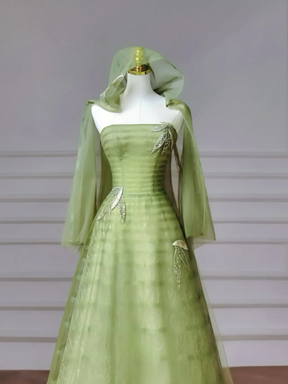 Märchenhaftes, trägerloses Ballkleid aus grünem Tüll mit Cape, langes, formelles, aufwendig besticktes Abendkleid mit Perlenbesatz, ideal für festliche Anlässe wie Abschlussball, Dinnerpartys und andere festliche Anlässe (AQ081)