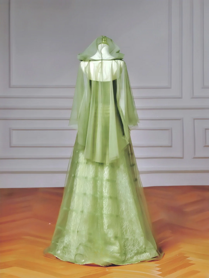 Märchenhaftes, trägerloses Ballkleid aus grünem Tüll mit Cape, langes, formelles, aufwendig besticktes Abendkleid mit Perlenbesatz, ideal für festliche Anlässe wie Abschlussball, Dinnerpartys und andere festliche Anlässe (AQ081)