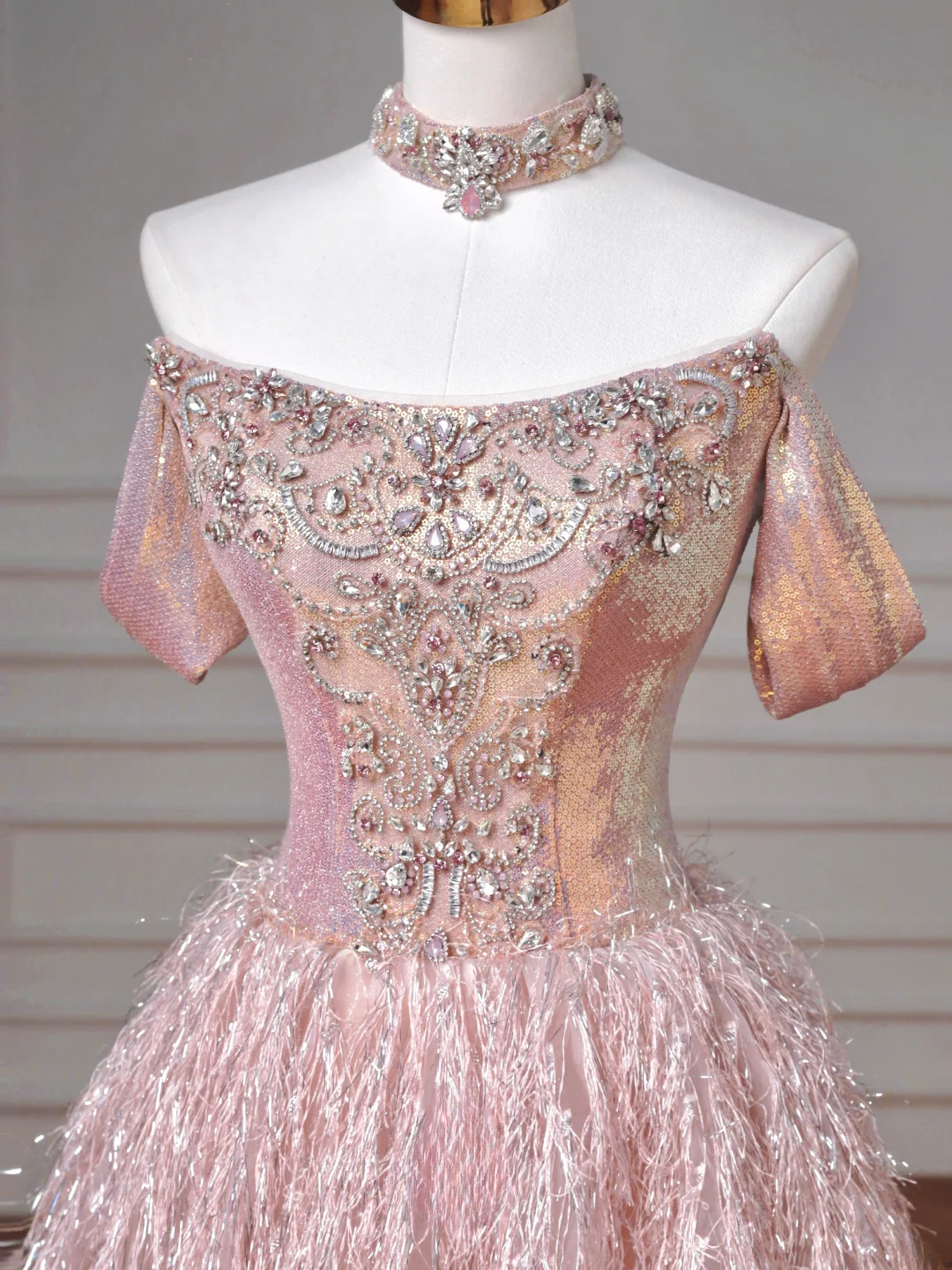 Märchenhaftes, trägerloses Ballkleid aus rosa Tüll mit Strasssteinen, langes, formelles, aufwendig besticktes Abendkleid mit Perlenbesatz, ideal für Abschlussball, Dinnerpartys und andere festliche Anlässe (AQ082)
