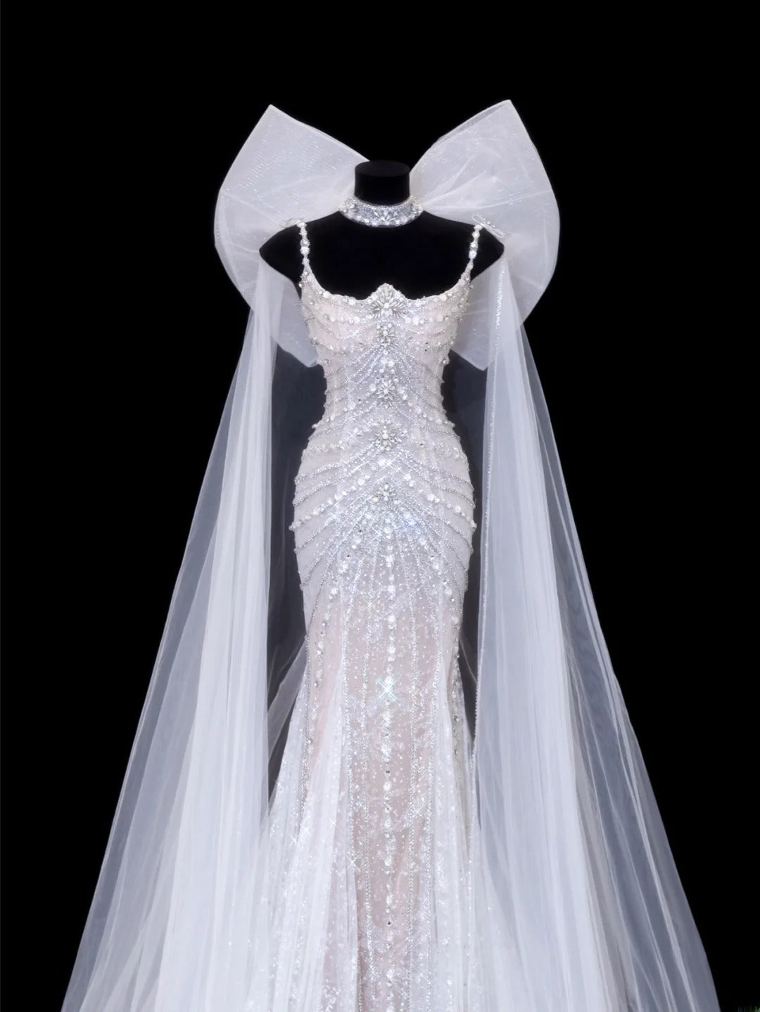 Zeitloses Brautkleid im romantischen Meerjungfrauen-Stil mit Spaghettiträgern, aus Tüll mit silbernen Perlen, weiß, auch in kleinen und großen Größen erhältlich (SA082)